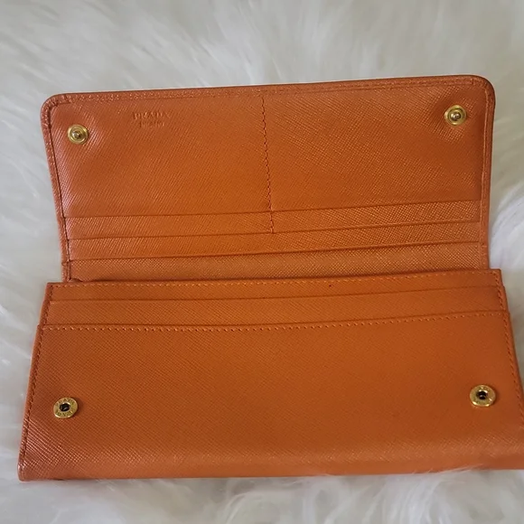 PRADA - Picture 6 of 16